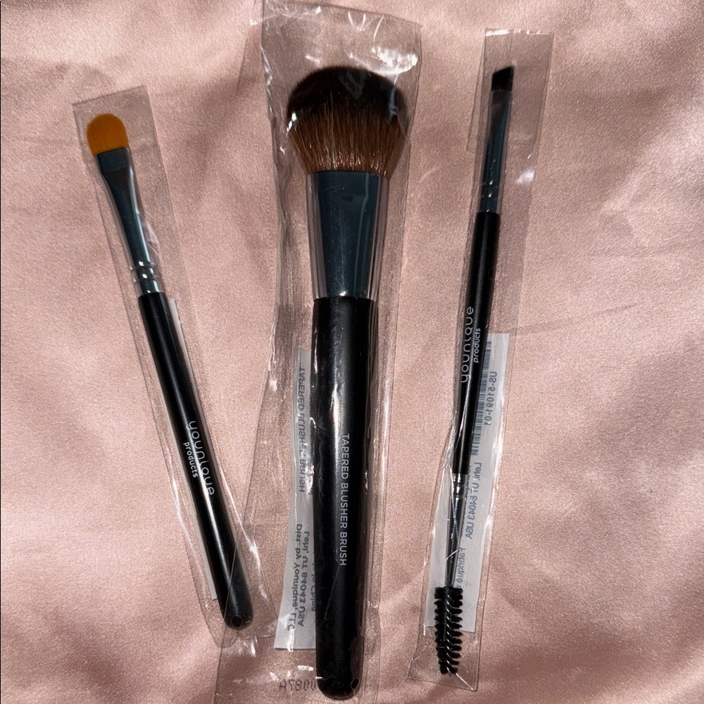 Younique make brushes